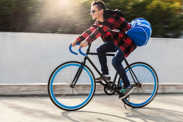 Knappe personenvervoerfiets op straat