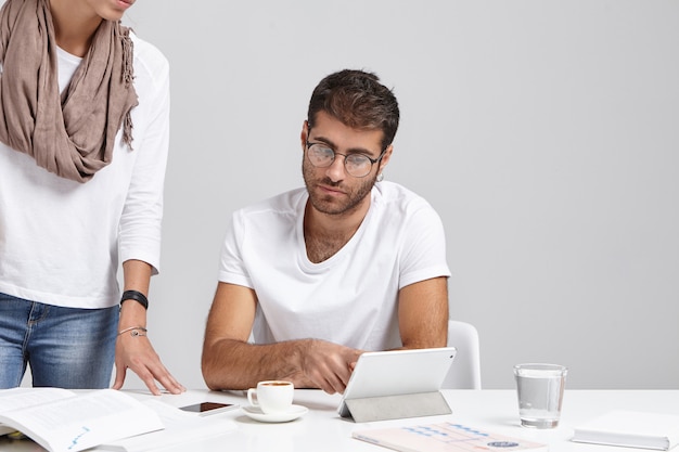 Knappe slimme zakenman raadpleegt zijn collega over rapport