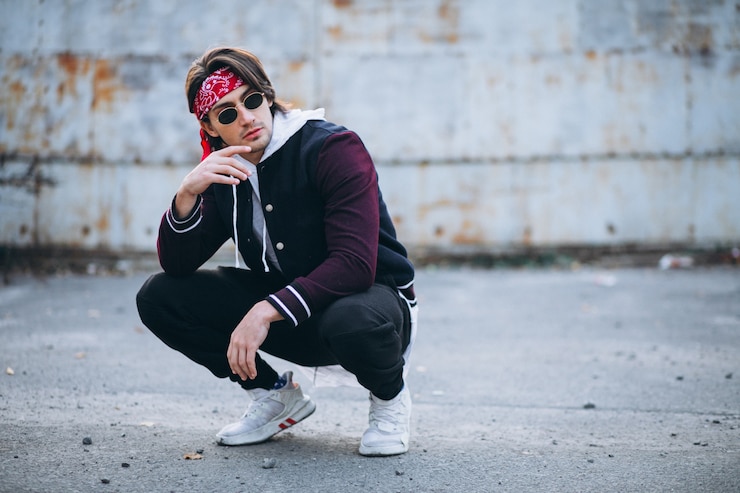 Gratis Foto knappe stijlvolle man in stedelijke outfit