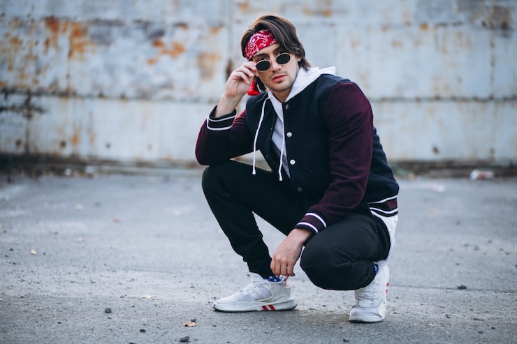 Gratis Foto knappe stijlvolle man in stedelijke outfit