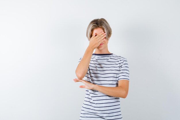Knappe tienerjongen in een gestreept t-shirt