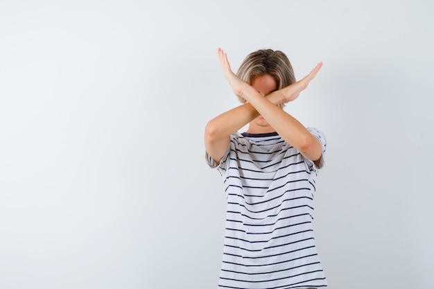 Gratis foto knappe tienerjongen in een gestreept t-shirt