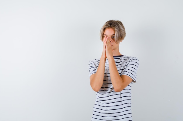 Knappe tienerjongen in een gestreept t-shirt