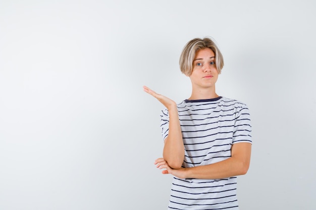 Knappe tienerjongen in een gestreept t-shirt