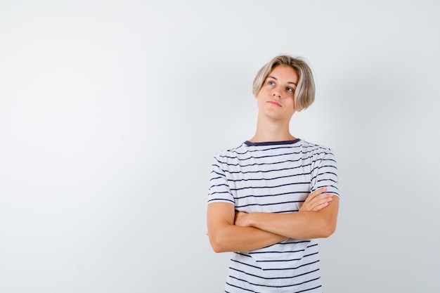 Gratis foto knappe tienerjongen in een gestreept t-shirt