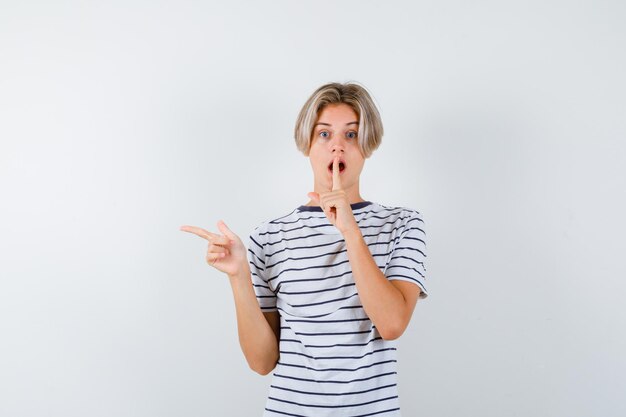 Knappe tienerjongen in een gestreept t-shirt