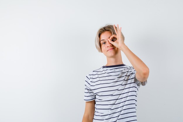 Knappe tienerjongen in een gestreept t-shirt