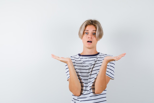 Knappe tienerjongen in een gestreept t-shirt