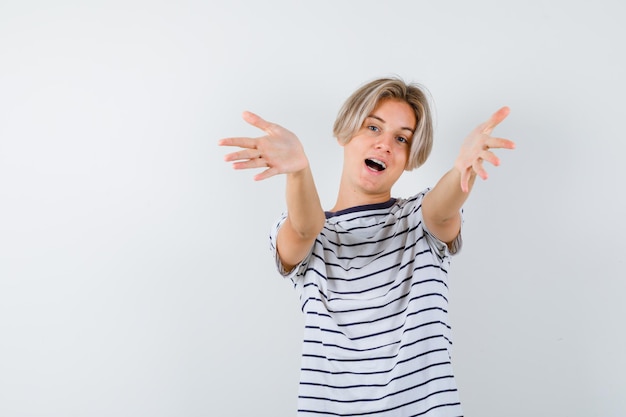 Knappe tienerjongen in een gestreept t-shirt