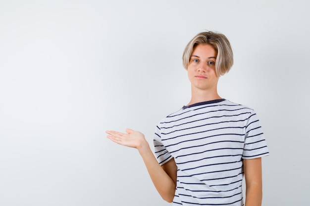 Knappe tienerjongen in een gestreept t-shirt