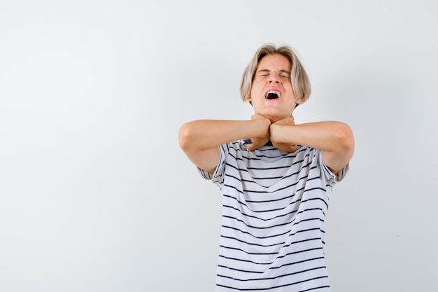 Knappe tienerjongen in een gestreept t-shirt