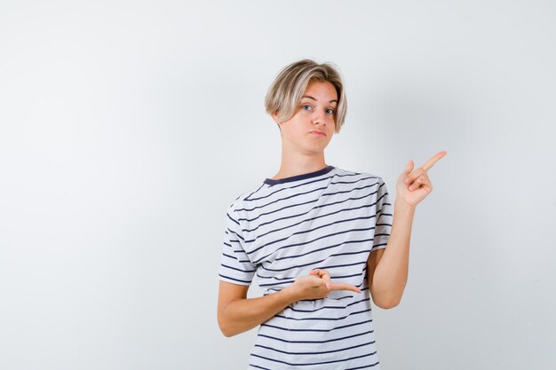 Knappe tienerjongen in een gestreept t-shirt