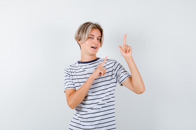 Knappe tienerjongen in een gestreept t-shirt