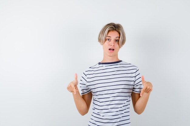 Knappe tienerjongen in een gestreept t-shirt