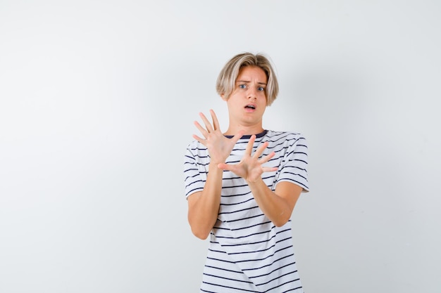 Knappe tienerjongen in een gestreept t-shirt