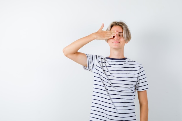 Gratis foto knappe tienerjongen in een gestreept t-shirt