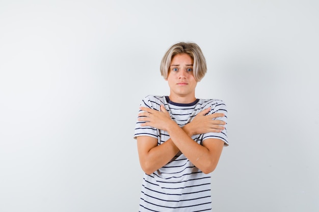 Gratis foto knappe tienerjongen in een gestreept t-shirt