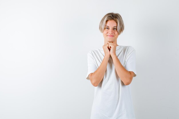 Gratis foto knappe tienerjongen in een wit t-shirt