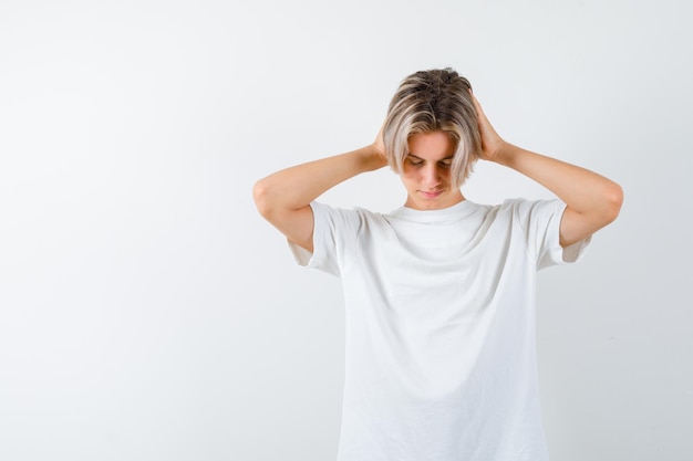 Knappe tienerjongen in een wit t-shirt