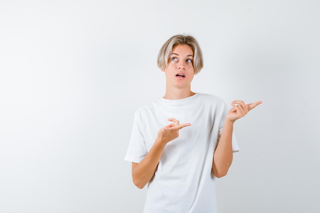 Knappe tienerjongen in een wit t-shirt