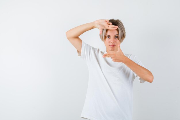 Knappe tienerjongen in een wit t-shirt