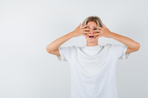 Knappe tienerjongen in een wit t-shirt