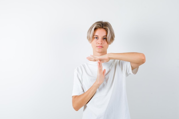 Knappe tienerjongen in een wit t-shirt