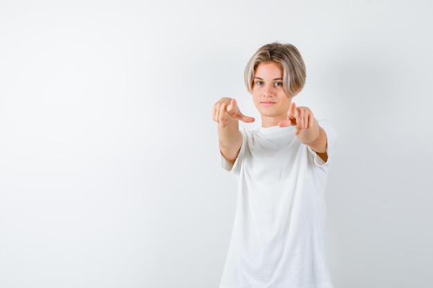 Gratis foto knappe tienerjongen in een wit t-shirt