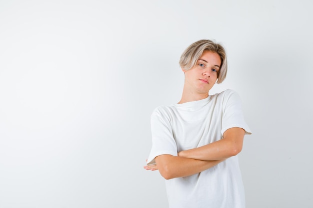 Gratis foto knappe tienerjongen in een wit t-shirt