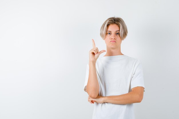 Knappe tienerjongen in een wit t-shirt