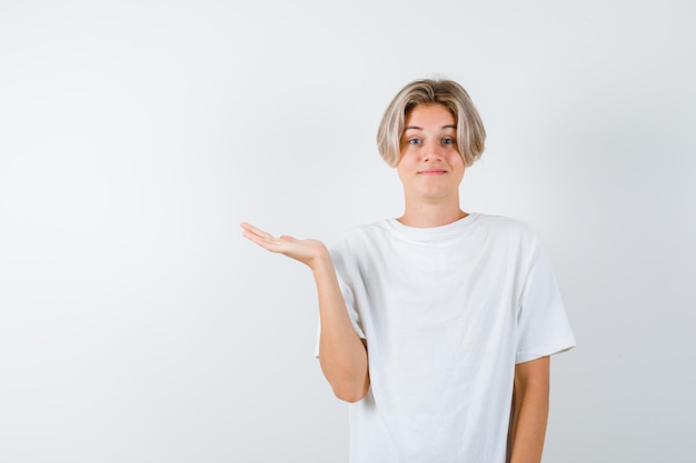 Gratis foto knappe tienerjongen in een wit t-shirt