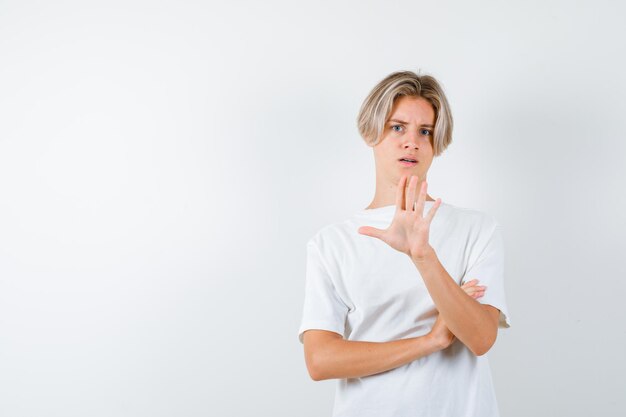 Knappe tienerjongen in een wit t-shirt