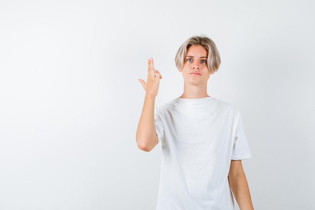 Knappe tienerjongen in een wit t-shirt