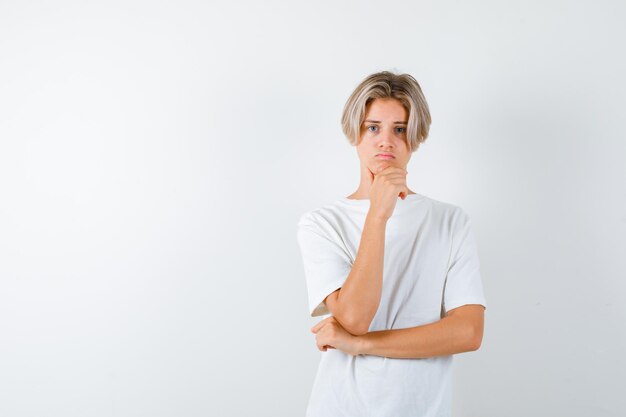 Knappe tienerjongen in een wit t-shirt