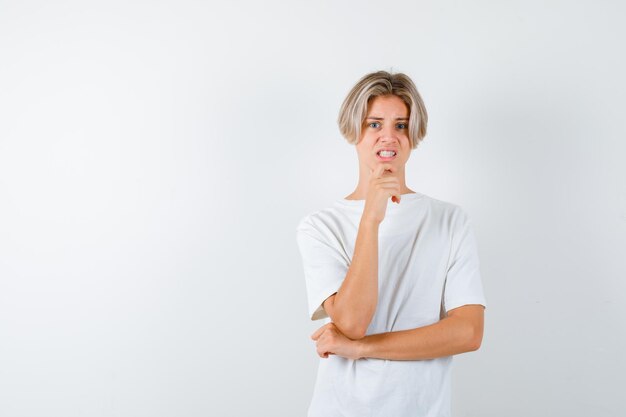 Knappe tienerjongen in een wit t-shirt