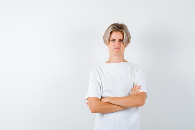 Knappe tienerjongen in een wit t-shirt