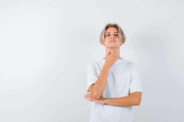 Knappe tienerjongen in een wit t-shirt