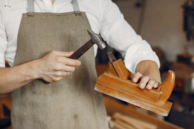 Knappe timmerman die met een hout werkt