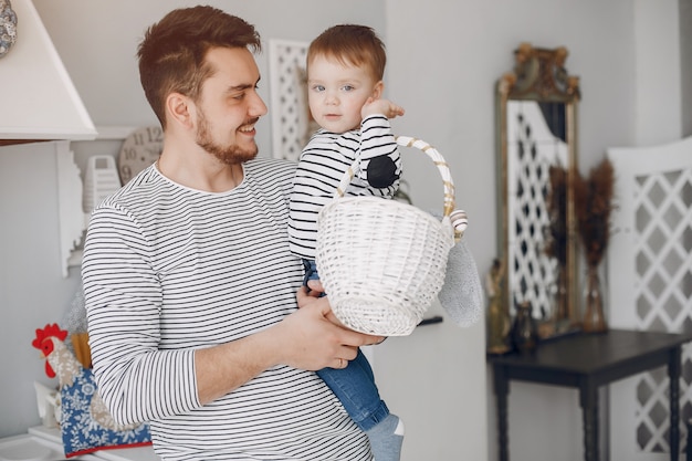 Knappe vader met kleine zoon in een keuken