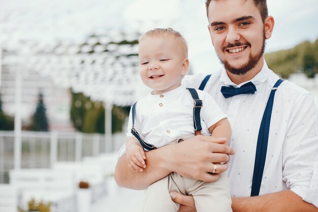 Gratis foto knappe vader met schattige kleine zoon