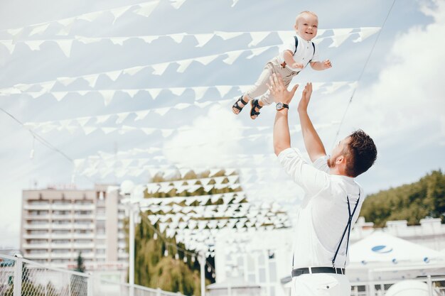 Knappe vader met schattige kleine zoon