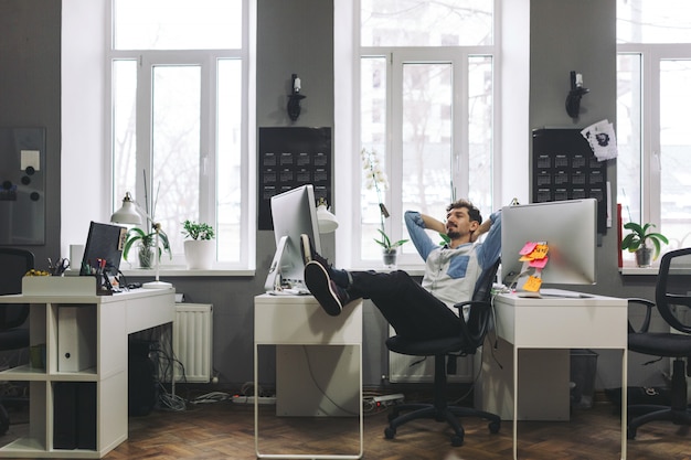 Gratis foto knappe zakenman die in bureau werkt