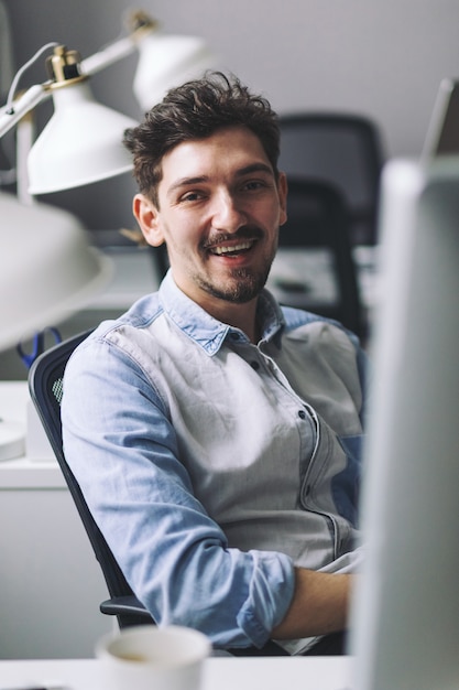 Gratis foto knappe zakenman die in bureau werkt