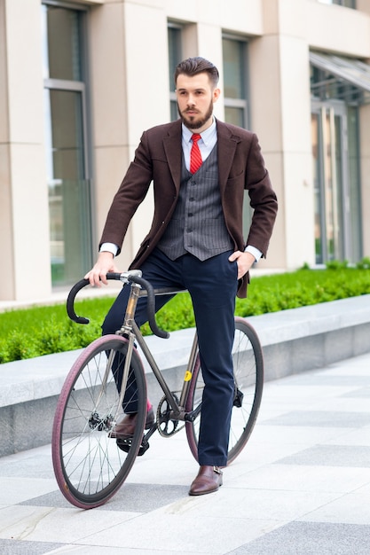 Knappe zakenman en zijn fiets