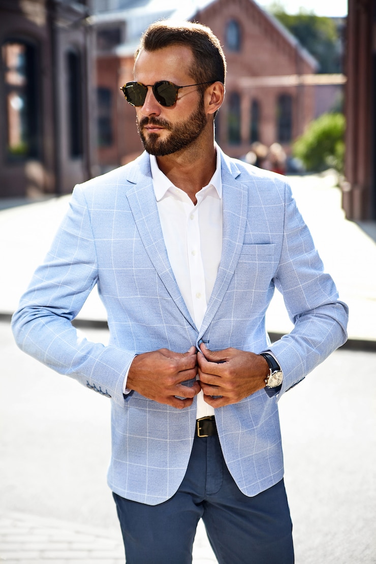 Gratis Foto knappe zakenman mannequin gekleed in elegante blauwe pak poseren op straat