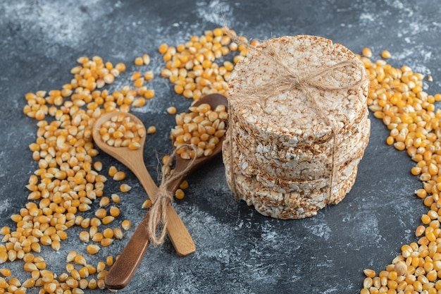 Knapperig brood in touw met ongekookte popcornzaadjes.