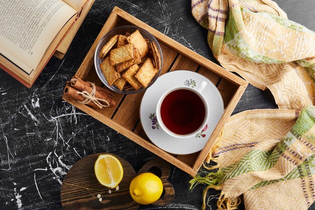 Knapperige crackers met chocoladevulling met een kopje thee, bovenaanzicht.