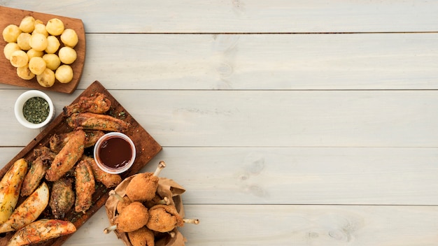 Knapperige kippensnack met saus en aardappels