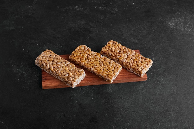 Gratis foto knapperige tarwewafels op houten schotel.