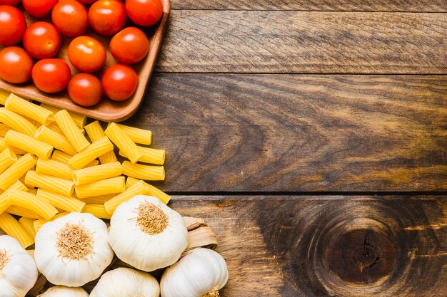 Knoflook en tomaten in de buurt van pasta